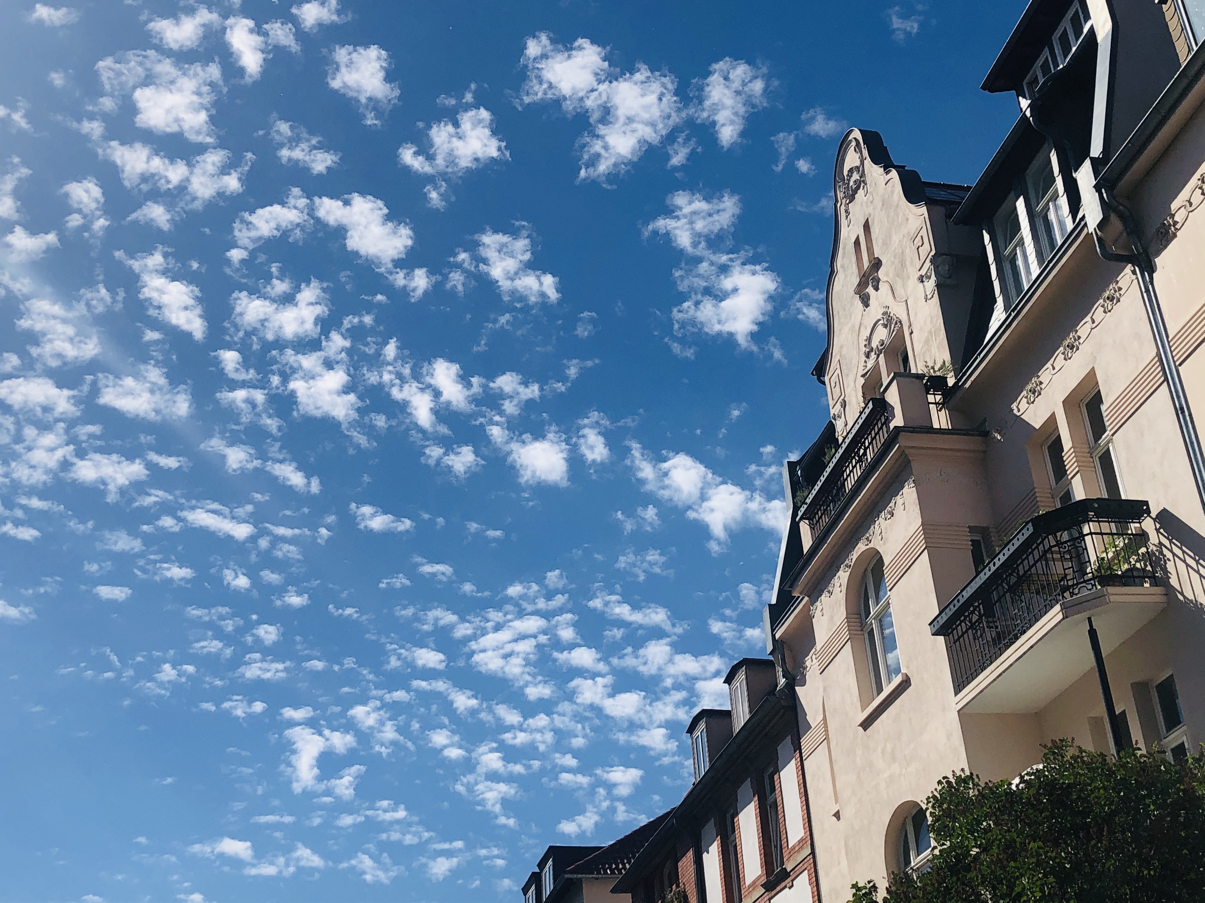 Hausfront mit Altbauwohnung an der Karlsaue