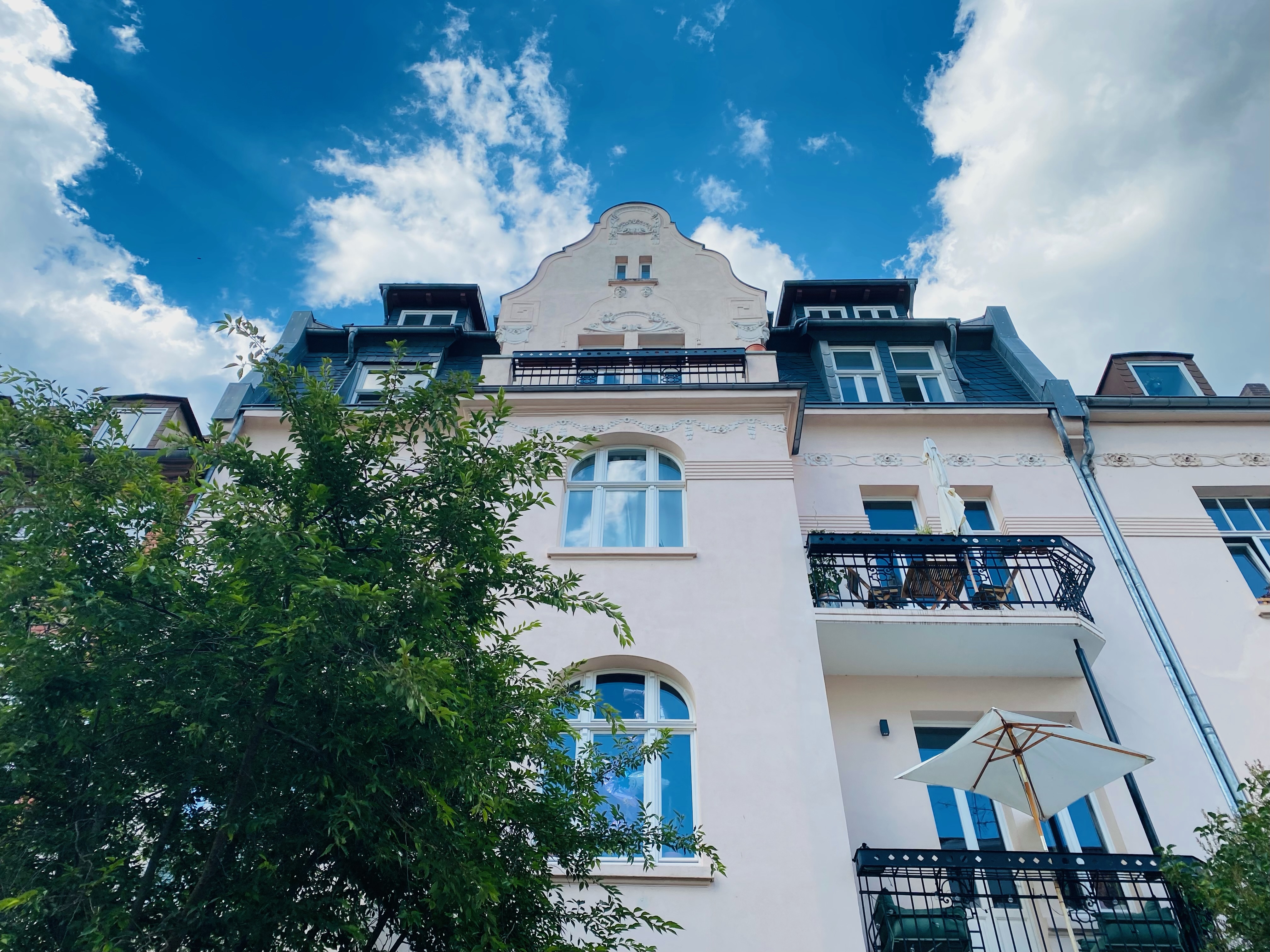 Hausfront mit Altbauwohnung an der Karlsaue