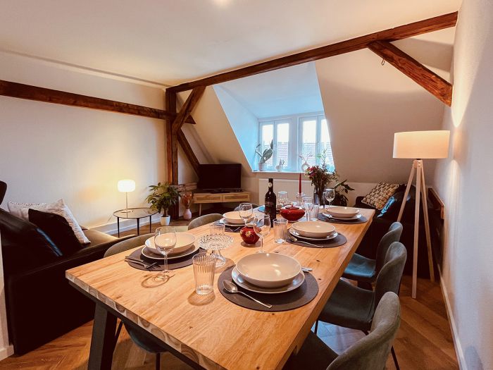Einblicke in die Wohnung mit Essbereich und Wohnzimmer