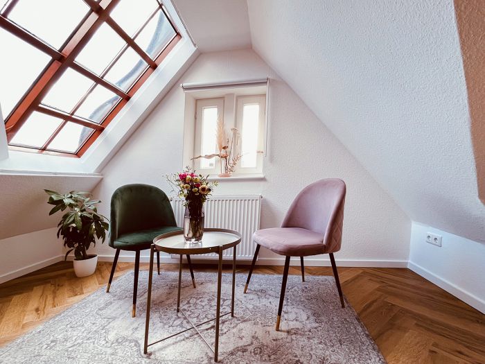 Einblicke in die Wohnung auf eine Sitzecke mit Tisch und Stühlen